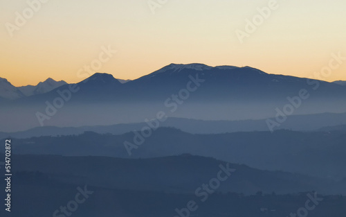 Monti e valli degli Appennini al calare della sera  © GjGj