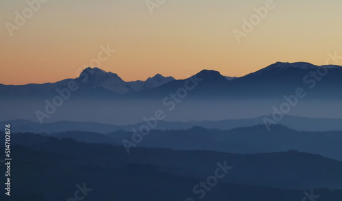 Monti e valli degli Appennini al tramonto