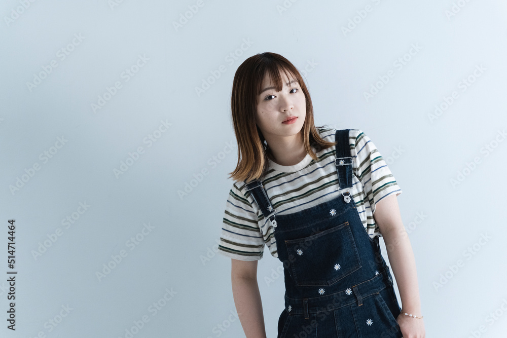 カジュアルファッションの若い女性 カジュアルファッションの若い女性