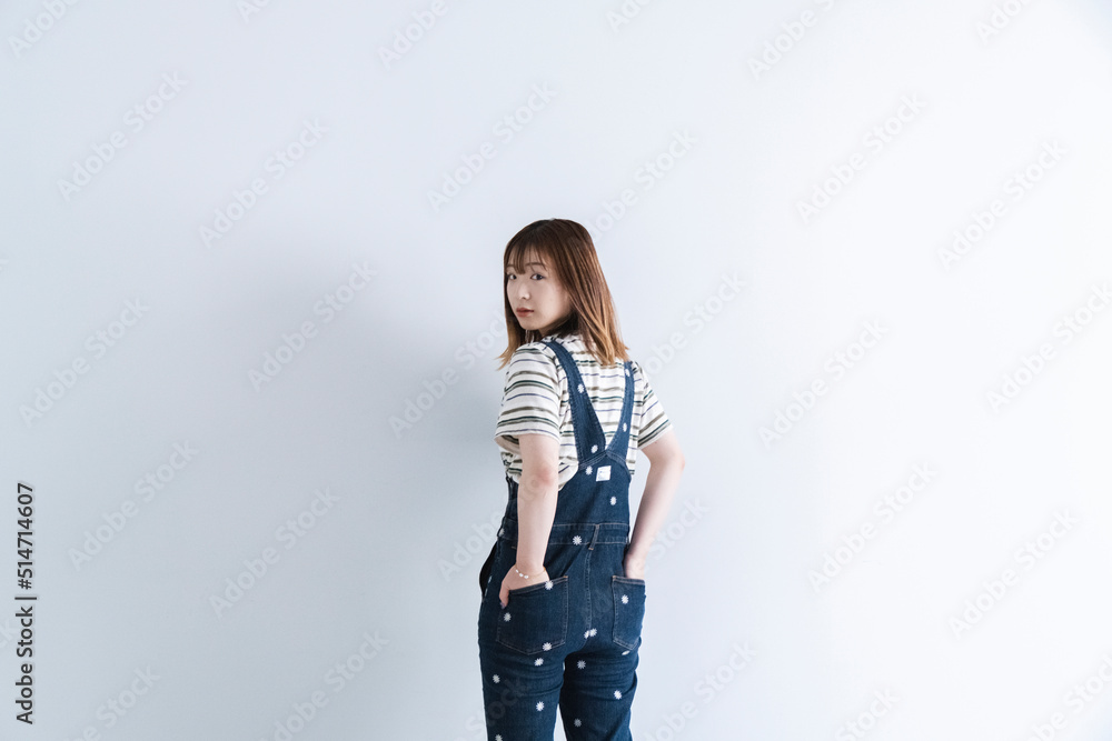 カジュアルファッションの若い女性 カジュアルファッションの若い女性
