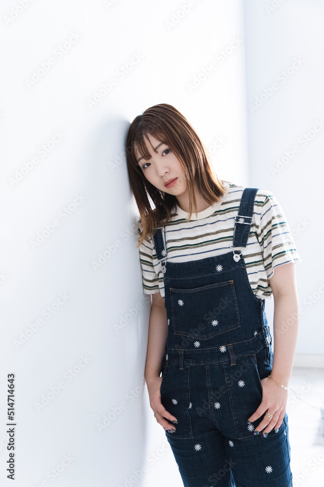 カジュアルファッションの若い女性