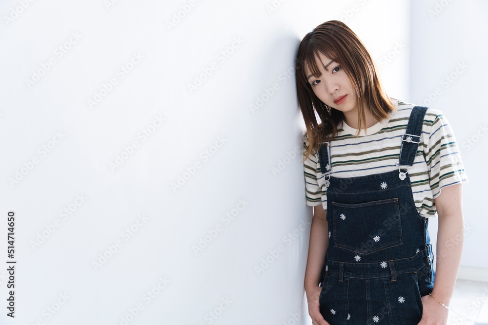 カジュアルファッションの若い女性 カジュアルファッションの若い女性