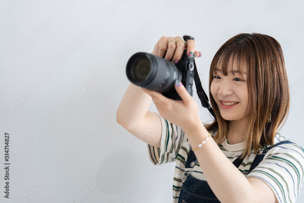 カメラを持つ女性 カメラを持つ女性