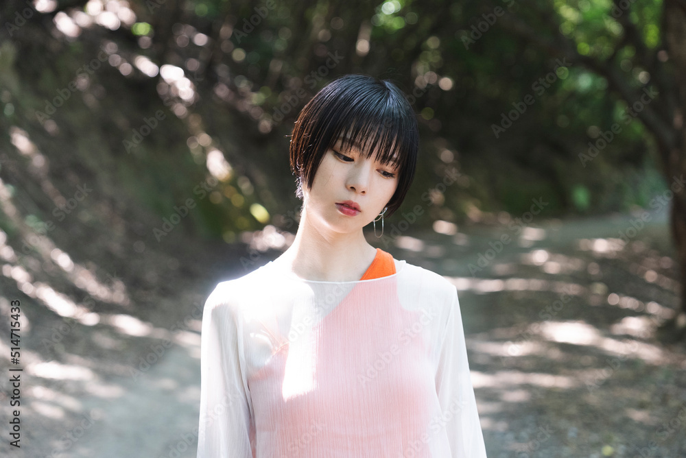 森林の中の女性 森林の中の女性