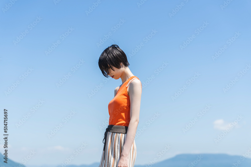 夏のリゾート地で休日を過ごす女性 夏のリゾート地で休日を過ごす女性