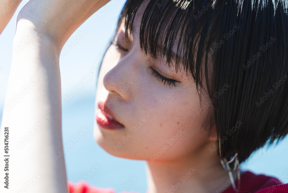 Naklejka premium 陽射しの強い海にいる女性