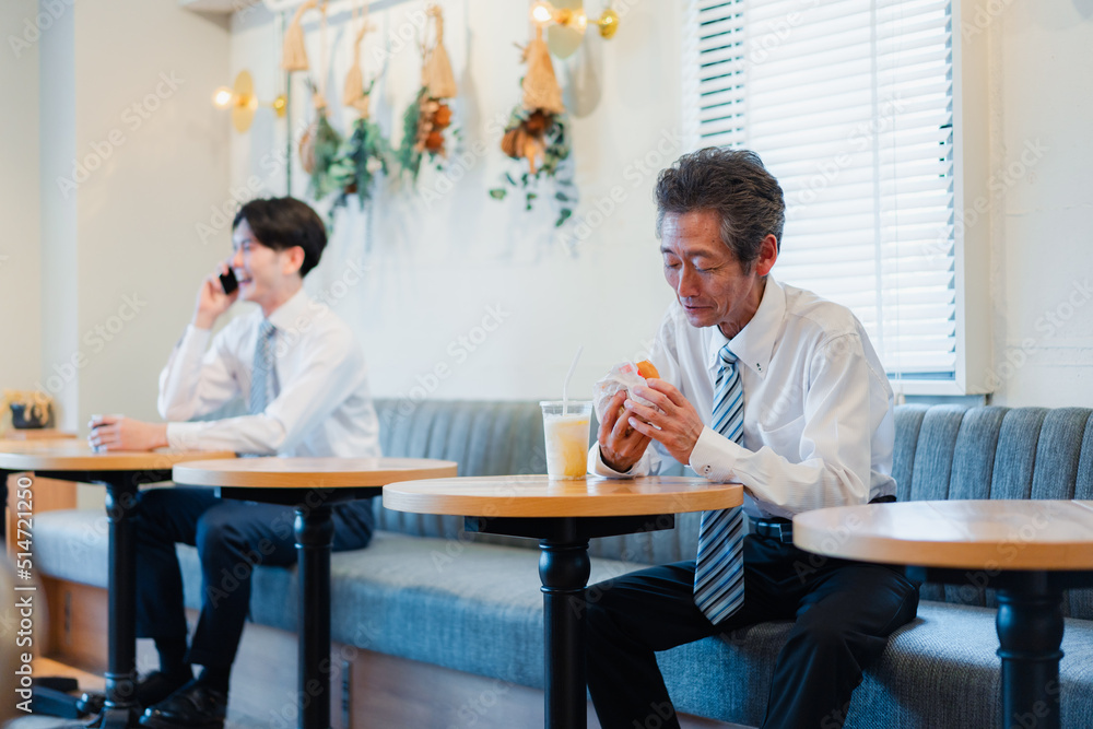ハンバーガーショップでランチを食べるビジネスマン ハンバーガーショップでランチを食べるビジネスマン