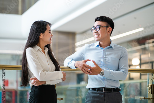Foto image of two colleagues discussing work at the company