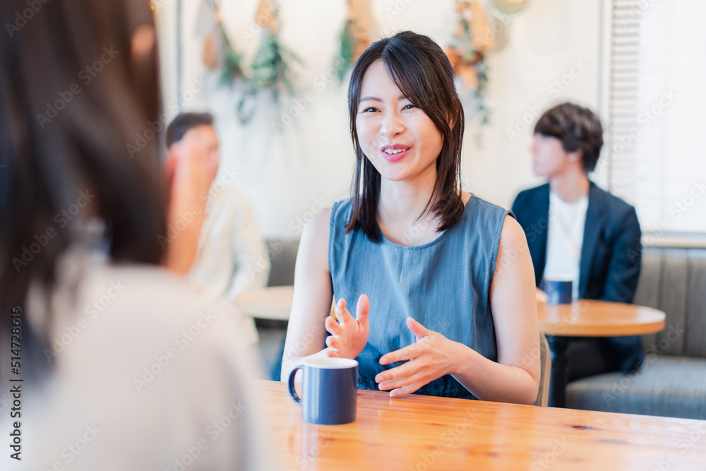 カフェで会話をする二人の女性 カフェで会話をする二人の女性