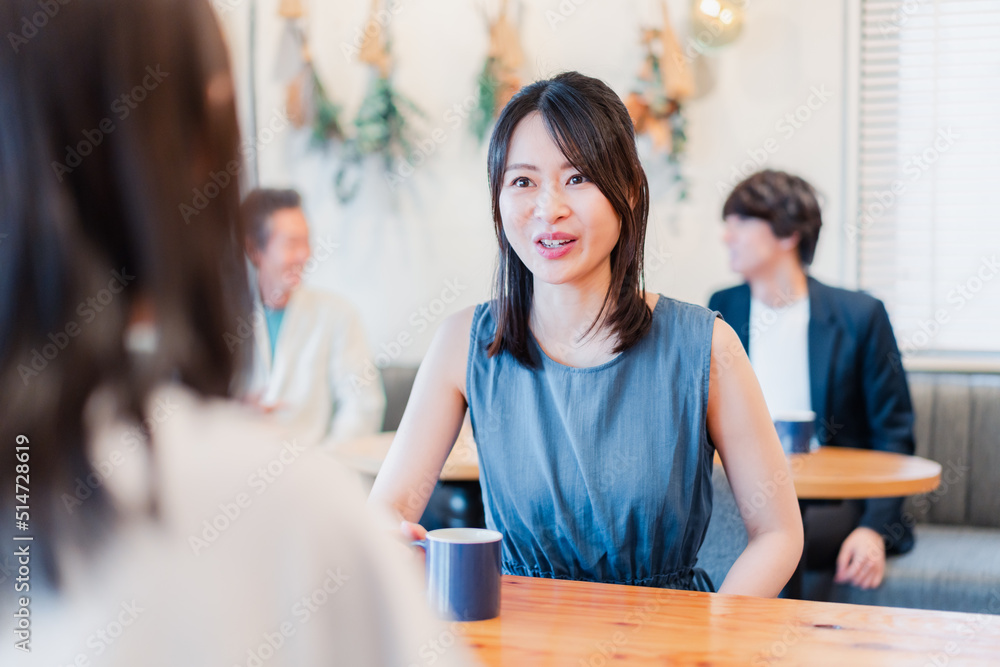 カフェで会話をする二人の女性