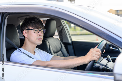 ハンドルを握る男性 車 レンタカー