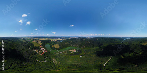 Burg Eichorn und Fluss Svratka in Brünn von oben - 360 Grad Panorama photo