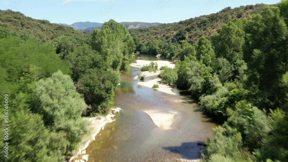 survol de la rivière Hérault dans le sud de la France face aux cévennes survol de la rivière Hérault dans le sud de la France face aux cévennes