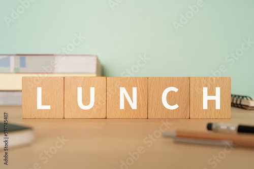 ランチのイメージ｜「LUNCH」と書かれたブロックが置かれたデスク