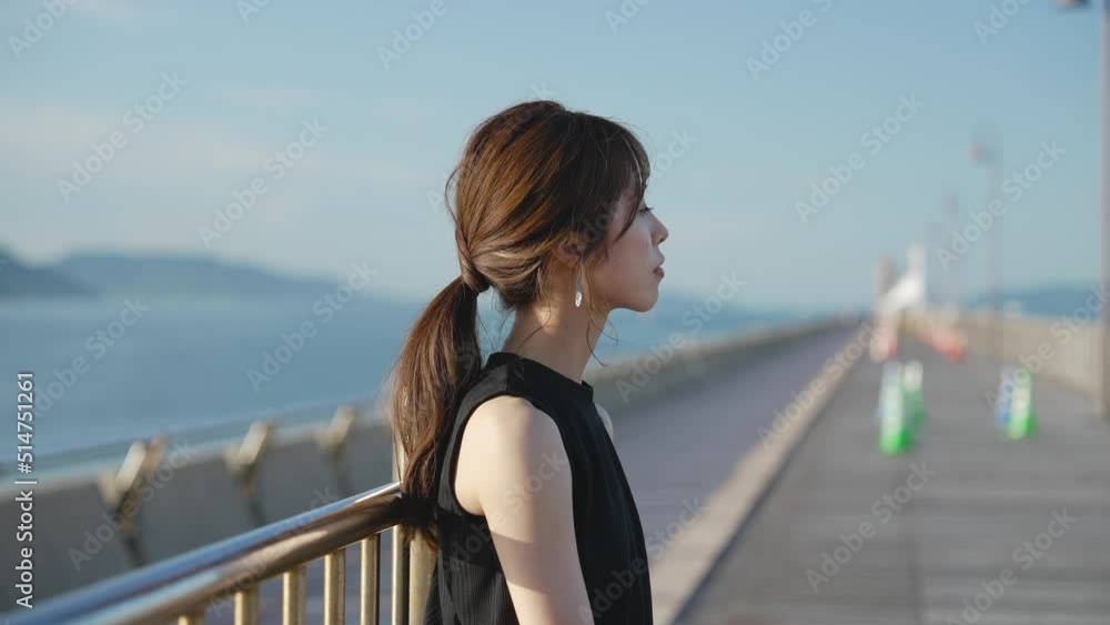 夏の海で夕暮れを過ごす女性 夏の海で夕暮れを過ごす女性
