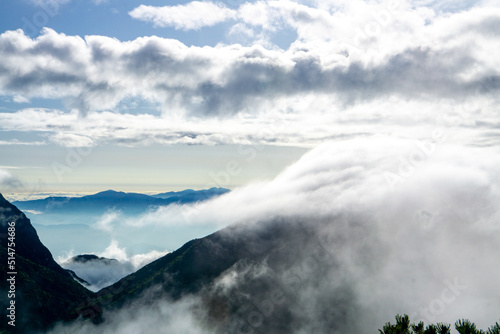 雲に覆われた山岳風景 南アルプス