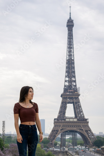 Young girl in the foreground with the eiffel tower in the background © ANGEL LARA FOTO