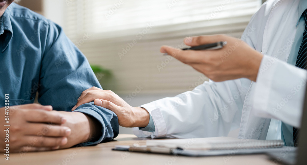 Obraz premium The psychiatrist examines the patient and talks to the patient about the symptoms. best medical service concept in hospital
