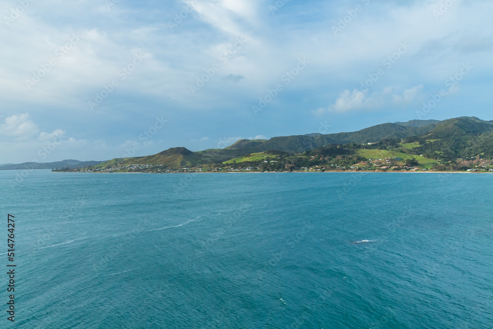 Fototapeta premium ニュージーランド ノースランド地方のオマペレの保護公園から見えるホキアンガ港