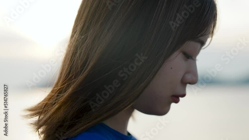 夕暮れの海にいる女性