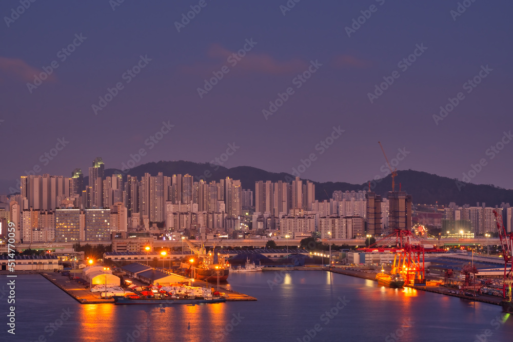 Naklejka premium Scenic view of city-scape against sky during sunset