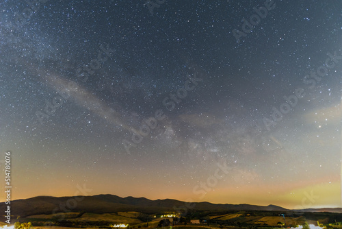 Nachts Blick auf Hügel in der Toskana mit Sternen und Wolken