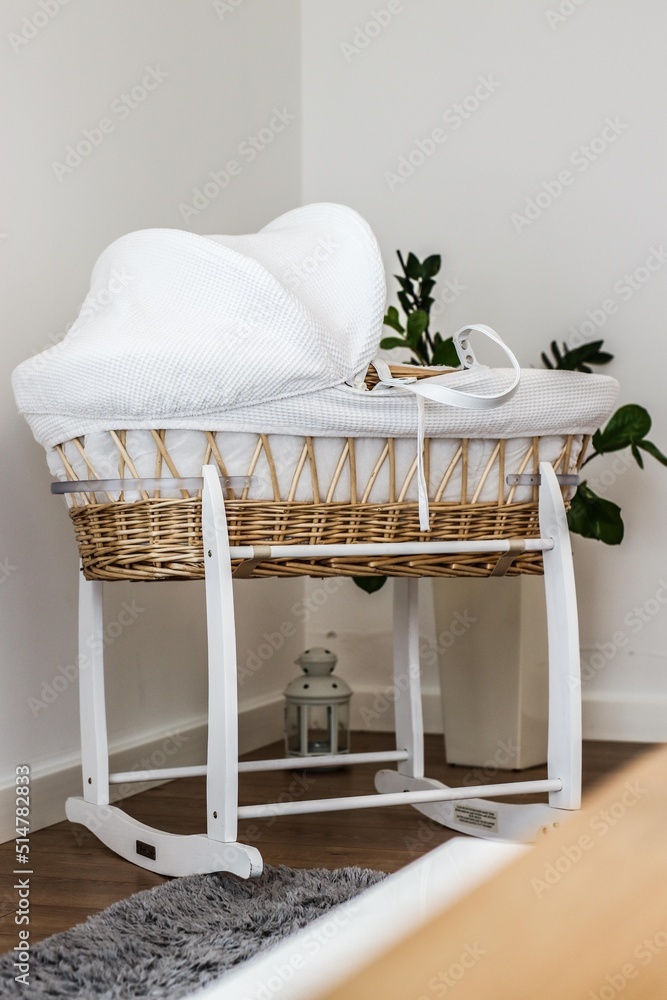 dekoracje, mieszkanie, zasłony, stolik kawowy, wzór, roślina, doniczka, koc, ręcznik, ozdoba, lampa, kwiaty, zegar, słoik, piwonia, sztuczny kwiat, home staging, sofa, kanapa, salon, kubek, zielony, r