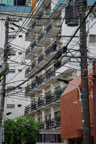 六本木7丁目の電線とマンション © Tsubasa Mfg