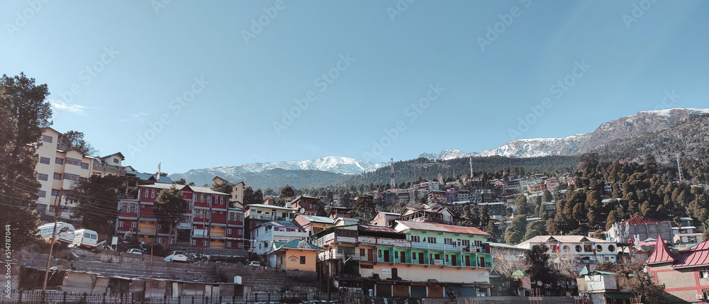 Obraz premium Town in mountains