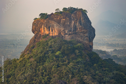 Sigiriya Rock vom Pidurangala Rock aus gesehen zu Sonnenaufgang photo