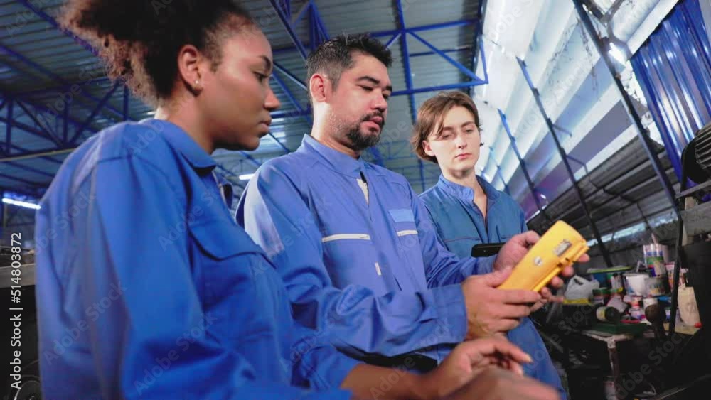 Vidéo Stock Engineer senior asian man and african woman wearing safety ...