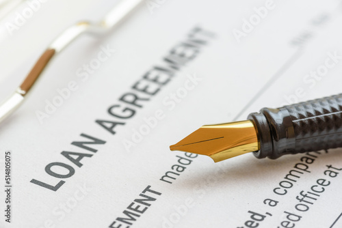 Foto Business loan agreement or legal document concept : Fountain pen on a loan agreement paper form