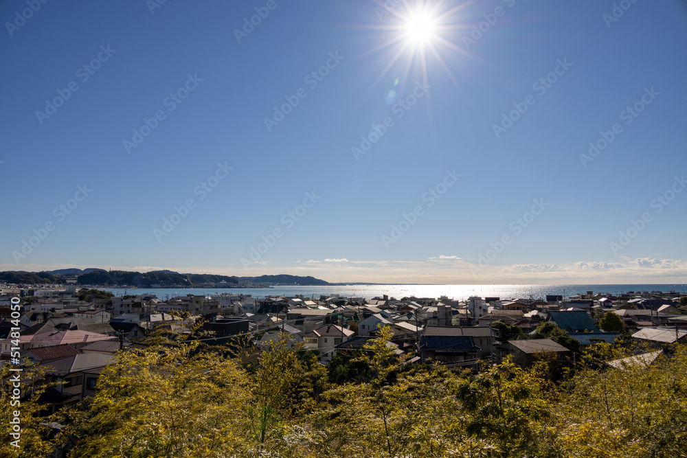 鎌倉の長谷寺から眺める街と由比ヶ浜の海