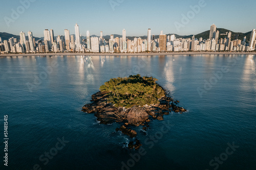 Imagem aérea de Balneário Camboriú no amanhecer