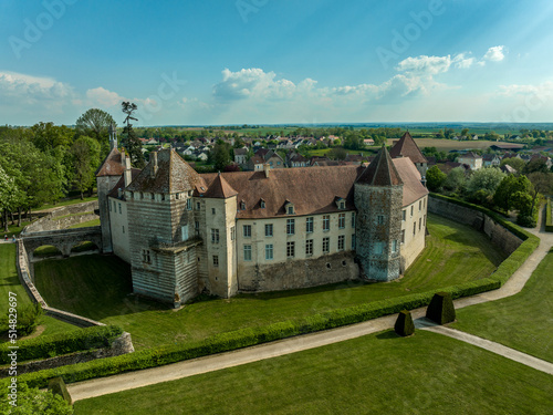 Valokuva Aerial view of the feudal castle of Epoisses with buildings from the 10th century and major updates from the 14th and 18th century