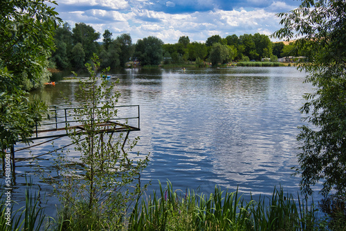 Ufer mit Schilf und Steg am See, Campingplatz Porstendorf bei Jena, Thüringen
