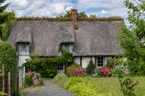 Fotografiet A thatched cottage in Normandy, on the banks of the Seine, beautiful house