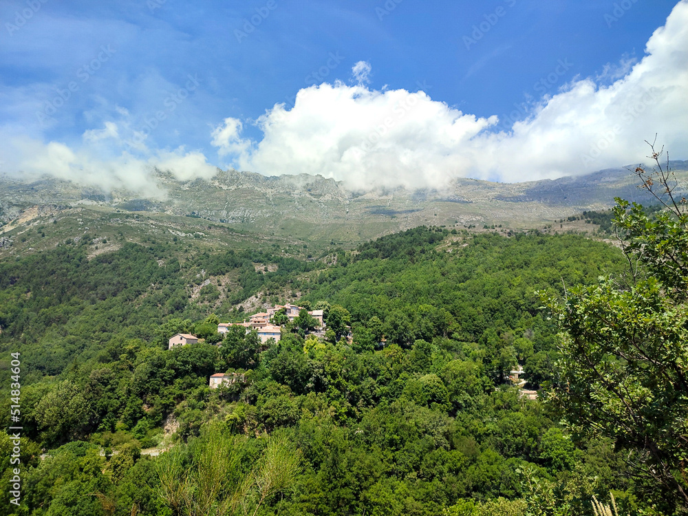 Panorama sur les gorges du Verdon avec un village perché sur les flancs de la montagne