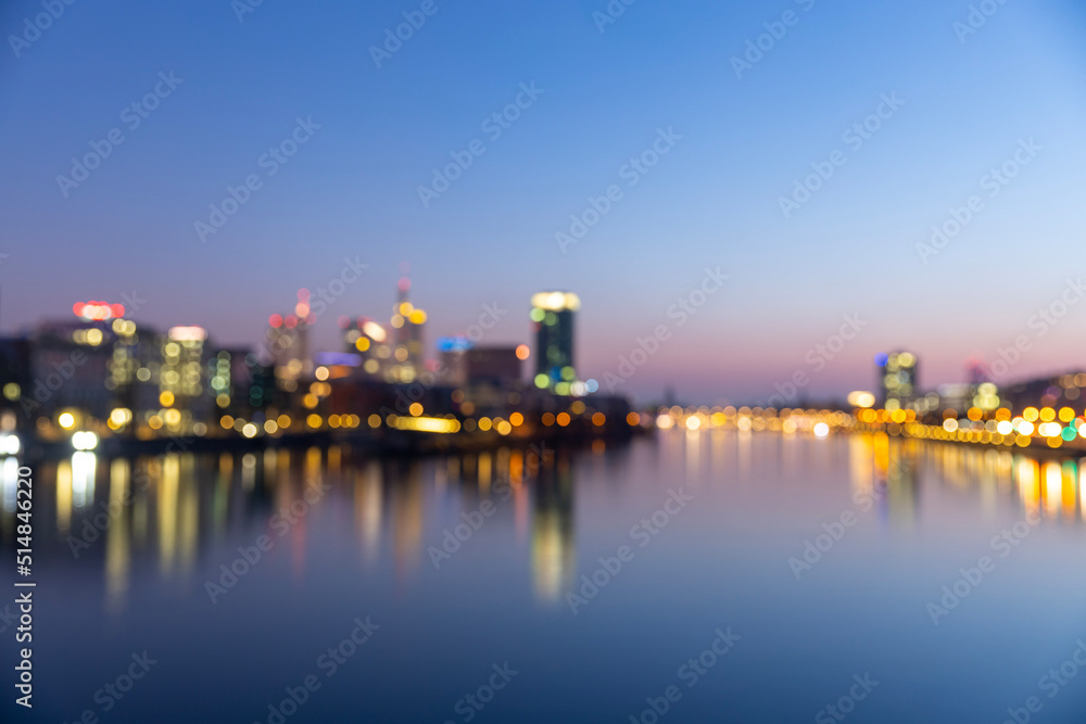 Fototapeta premium Frankfurt Skyline in der Abenddämmerung – unscharf