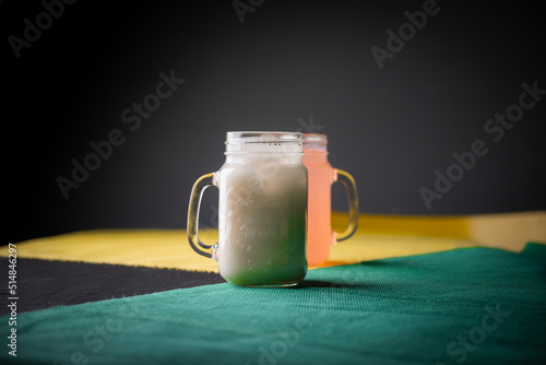 Bebidas refrescantes de horchata y limón photo