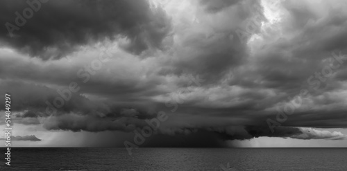 chmura burzowa burza nad morzem panorama black and white