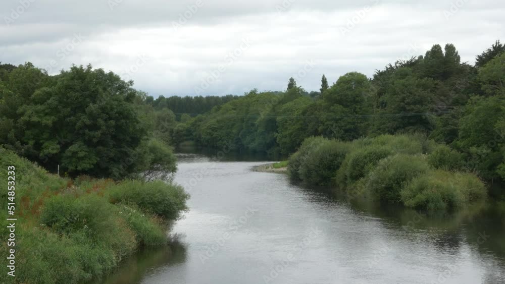 Fluss fliest durch einen Wald in Irland Fluss fliest durch einen Wald in Irland