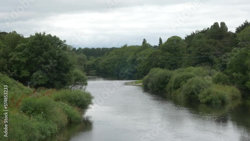 Fluss fliest durch einen Wald in Irland photo