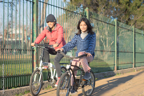 niñas andando en bicicleta en el barrio