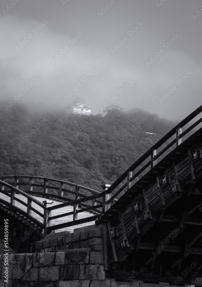 Obraz premium 朝霧に霞む岩国城_B&W / 山口県岩国市岩国
