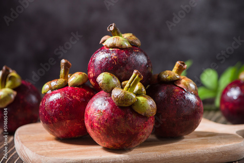 Obraz na płótnie Fresh Mangosteen fruit and half mangosteen on wooden table