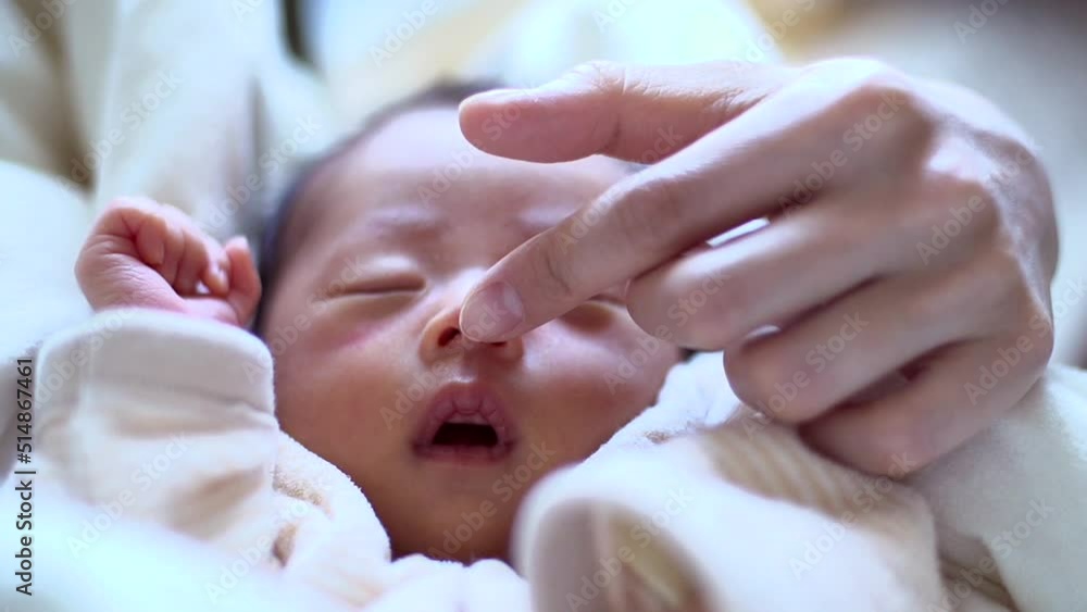 ベッドで眠る赤ちゃん ベッドで眠る赤ちゃん