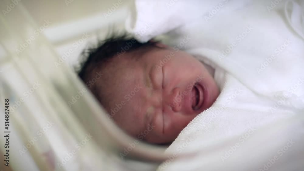 ベッドで眠る赤ちゃん ベッドで眠る赤ちゃん