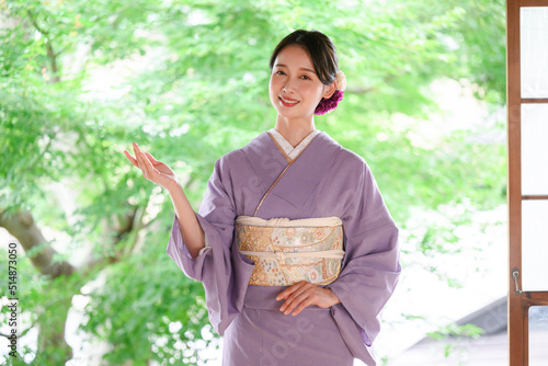 Quadro su tela 着物でお出迎えする若女将