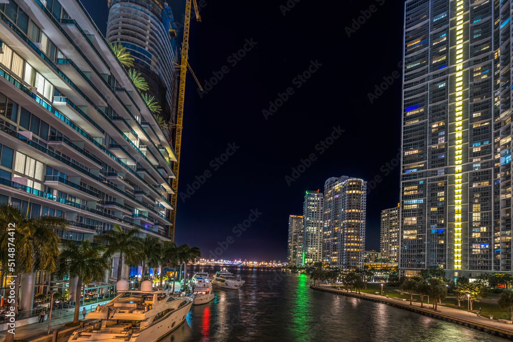 Obraz premium Miami River Night Water Reflections Apartment Buildings Downtown Miami Florida